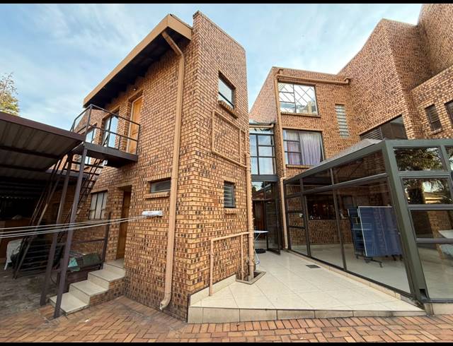 6 BEDROOM HOUSE FOR SALE IN SUNWARD PARK